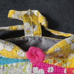 Quilted Beach Tote Bag 14&Prime; L x 13&Prime; W Floral 2 inside pockets gray liner