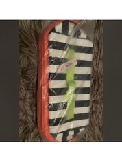 VICTORIA&rsquo;S SECRET Striped Lingerie Bra Travel Train Case – Limited Edition