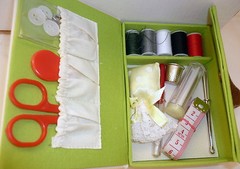 GREEN BIRD EMBROIDERED TRAVEL SEWING BOX SCISSORS NEEDLES PINS BUTTONS THIMBLE