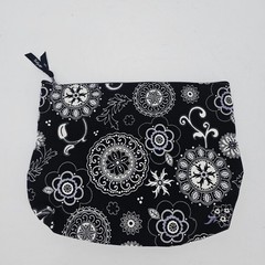 Thirty-One Zipper Pouch Onyx Medallion RETIRED black & white mandala Paisley
