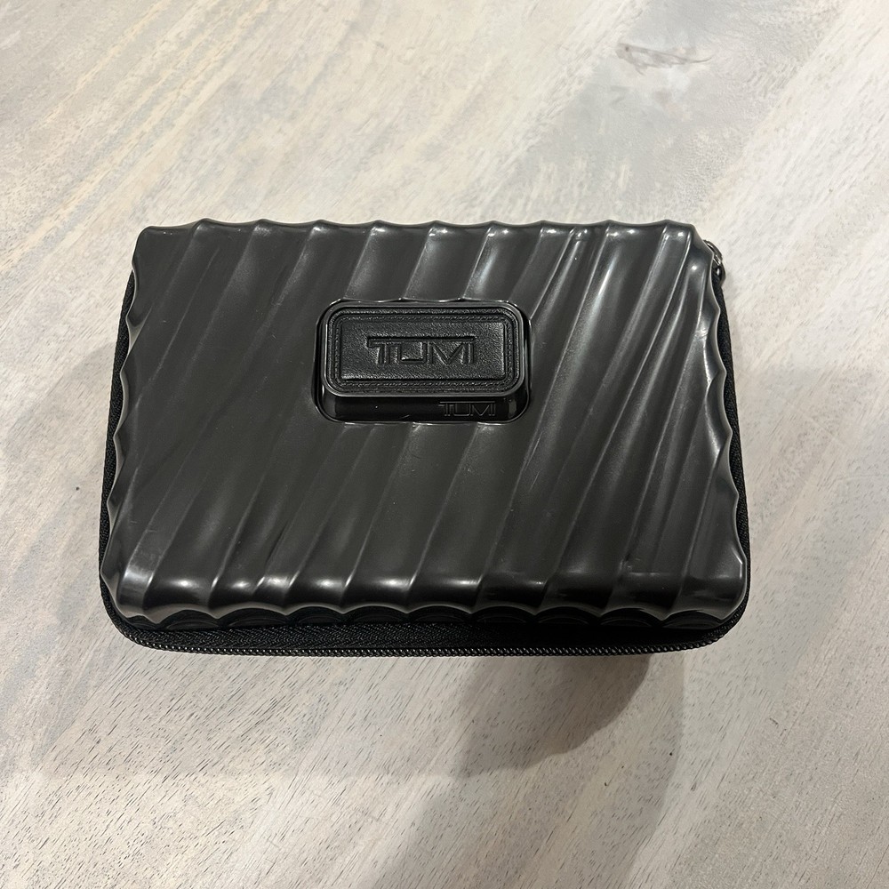 TUMI for Delta Hard Case Shell Toiletry Cosmetic Travel Kit Black