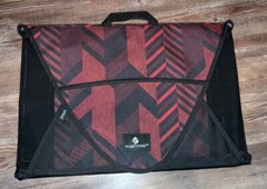 Eagle Creek Pack It Medium garment folder red black geometric pattern