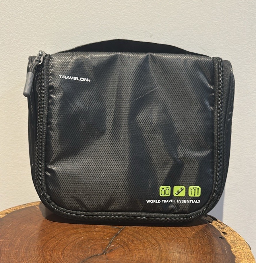 Travelon World Travel Essentials Hanging Toiletry Case Lots of Room NEW no tags