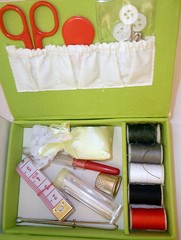 GREEN BIRD EMBROIDERED TRAVEL SEWING BOX SCISSORS NEEDLES PINS BUTTONS THIMBLE