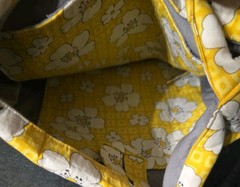 Quilted Beach Tote Bag 14&Prime; L x 13&Prime; W Floral 2 inside pockets gray liner